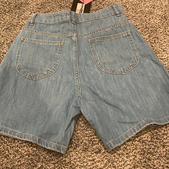 PrettyLittleThing Petite Mom Denim Shorts 0 - Picture 2 of 9